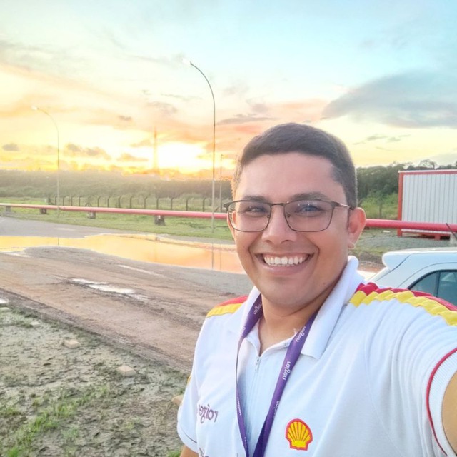 Descubra como transformar ideias em aplicativos funcionais, bonitos e responsivos com a plataforma Glide App, ideal para qualquer pessoa.